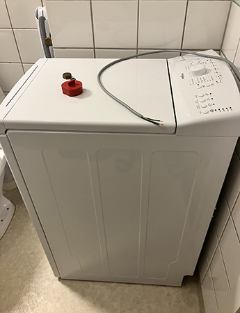 Tvättmaskin med för kort elsladd