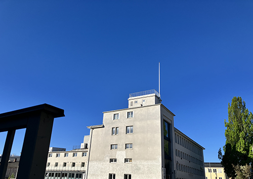 Vitt hus bredvid mitt och blå himmel