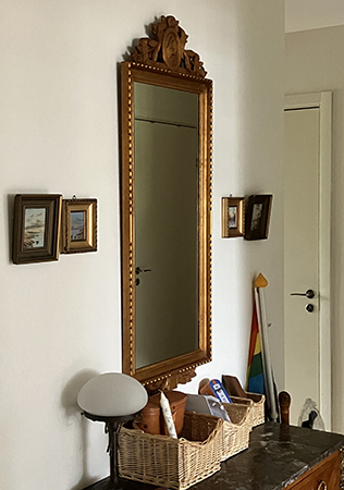 Mammas spegel och småtavlor i hallen