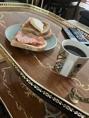 Söndagsmiddag rostade mackor och kaffe på drinkvagnen