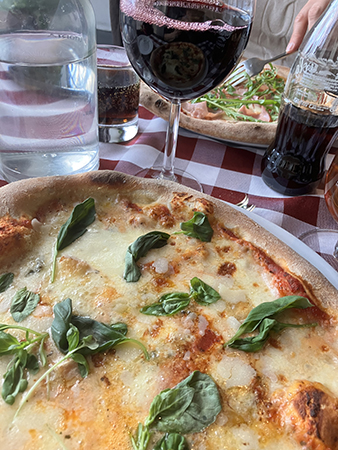 Ostpizza och ett glas rött hos Alex