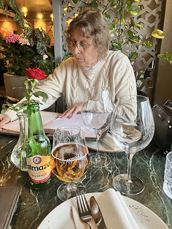 FEM studerar menyn på Byblos