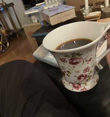 Kvällskaffe i muggen från V