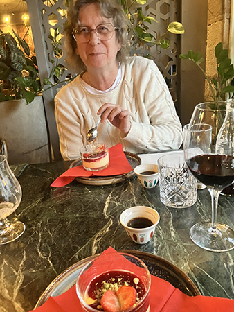 FEM äter pannacottadessert på Byblos