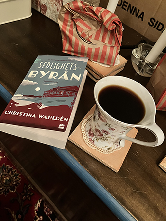 Kvällskaffe med godispåse och Sedlighetsbyrån