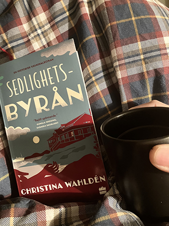 Boken Sedlighetsbyrån och kaffe på sängen