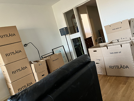 Flyttlådor i Salen på Main Street