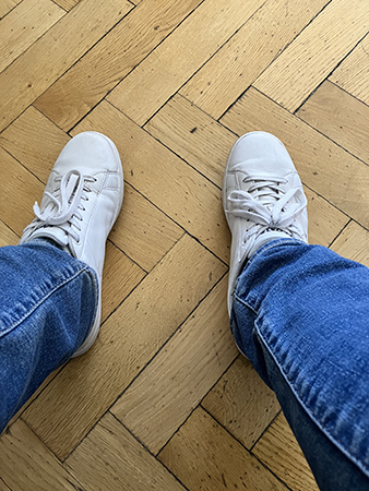 Mina jeansben och vita gympadojor i väntrummet