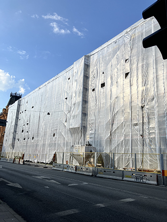 Övertäckt hus på Kungsgatan som fasadrenonveras