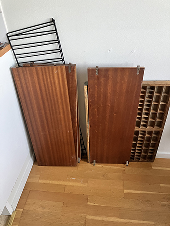 Stringhylla som väntar på montering