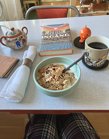 Tisdagsfrukost iförd lilarutiga hemmabyxor