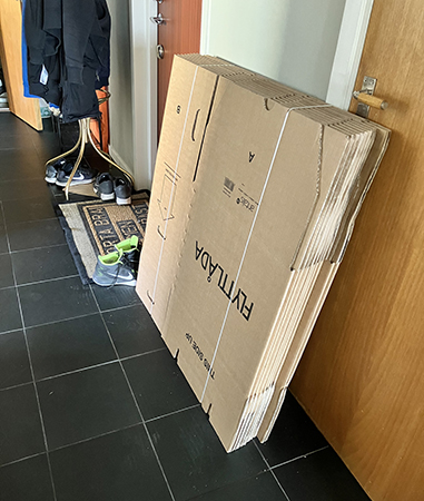 Flyttlådor i hallen