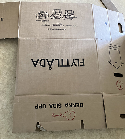 Första flyttlådan med böcker tömd
