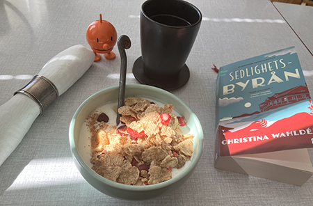 Frukost med fil kaffe Hopptimisten och Sedlighetsbyårn