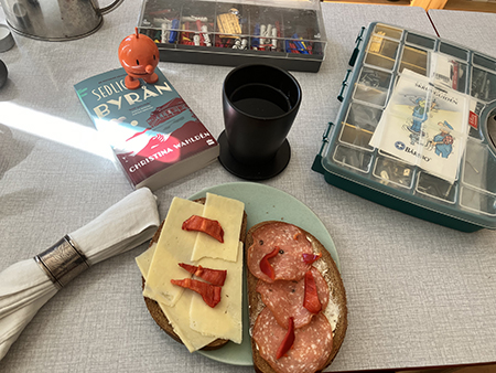 Kaffe mackor skruv o spiklådan Hopptimisten och boken Sedlighetsbyrån