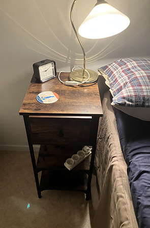 Sängbordet vid sängen