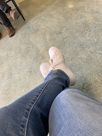 Mina ben och fötter i dagens andra väntrum