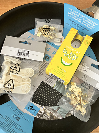 Ny stekpanna med citronessens och krokar i