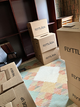 Tomma bokhyllor och flyttlådir i Bokrummet