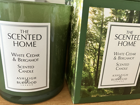 Ett doftljus vit ceder och bergamott