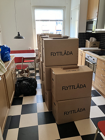 Flyttlådor i köket på Main Street