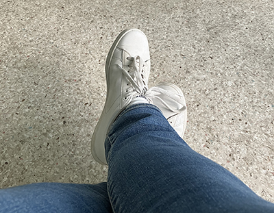 MIna ben och fötter i dagens tredje väntrum