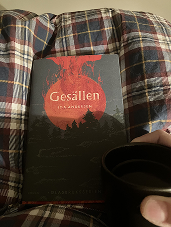 Boken Gesällen och kaffe på sängen