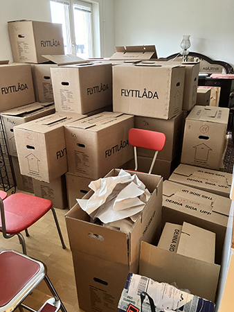 Flyttlådor i Salen fotade från köket