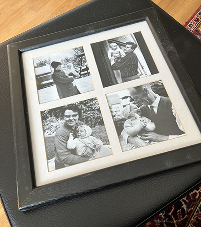 Fototavla svartvita bilder jag som liten med föräldrar o morföräldrar