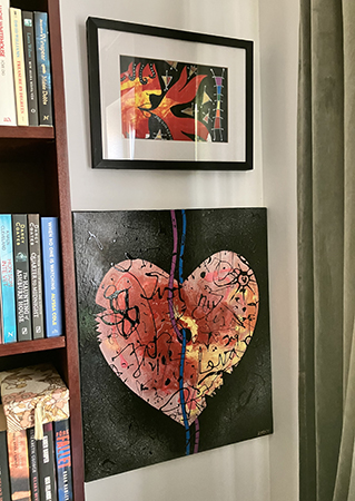 Två Kitty Lindstentavlor i arbersrummet