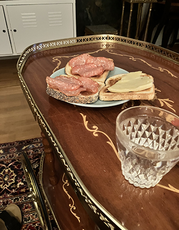 Vatten och bröd på drinkvagenen i Salen