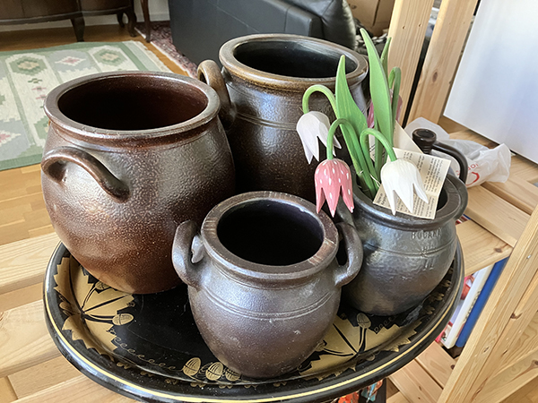 Höganäskrus och kungsängsliljor i trä