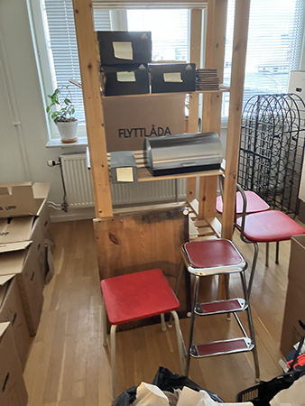 Hyllor stolar och lådor i köket