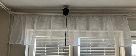 En tunn gardinkappa till köksfönstret