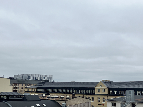 UKK till vänster hustak och himlen