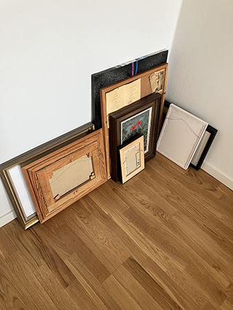 Hörn i Salen med nerplockade tavlor