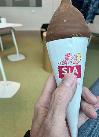 Glasstrut från Siaglass i handen på jobbet