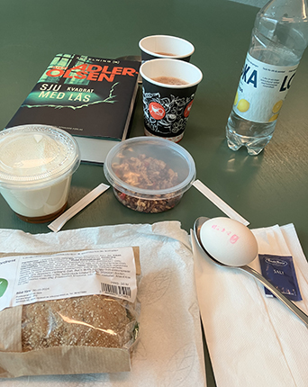 Jobblunch med vegansk macka ägg yoghurt o bok