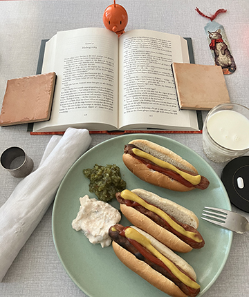 Kycklingkorv med bröd räksallad bostongurka mjölk Hopptimisten och bokuppslag