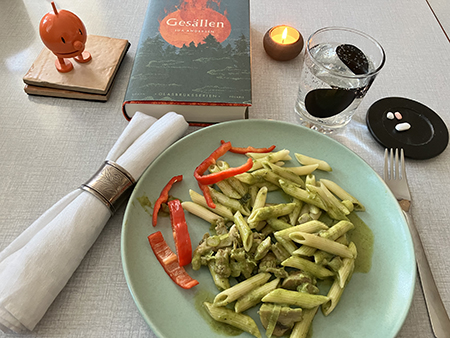 Kycklingpasta med medicin vatten Hopptimisten Gesällen och ett tänt ljus