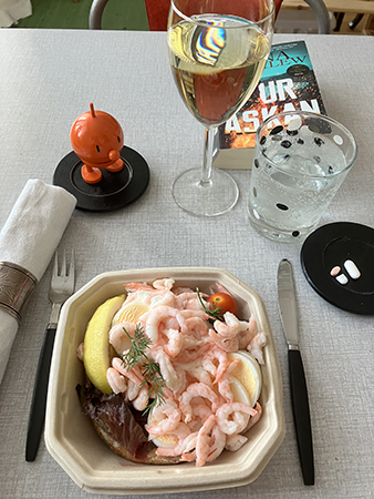 Räkmacka ett glas riesling vatten Hopptimisten medicin boken Ur askan