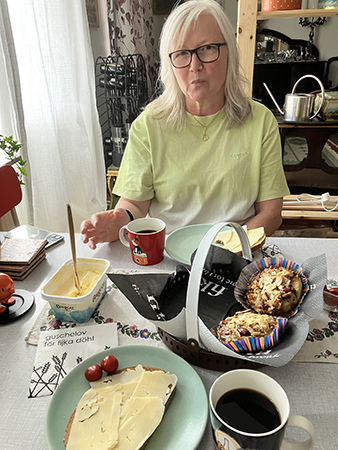 Anna fikar hos mig med mackor och bullar