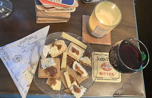 Assiett med kex o ost o fikonmarmelad bombvin