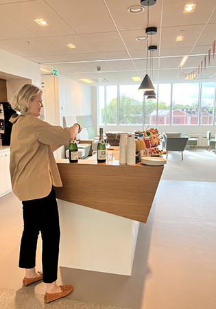 Chefen L dukar upp till födelsedagsfrukost för E