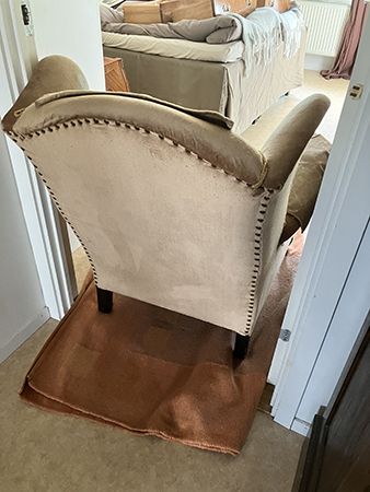 Farfarsfåtöljen ut ur sovrummet