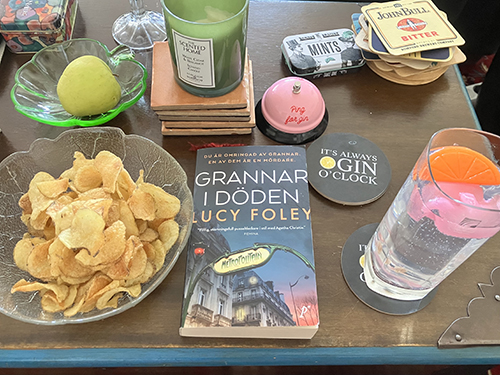 Gin o clock med chios och boken Grannar i döden