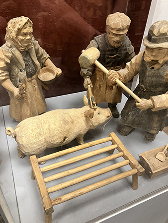 Grisslakt träsnideri Uppsala industrimuseum