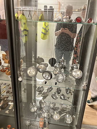 Jag och Anna speglas i monter med cykellysen