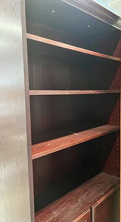 Rödbrun hylla på Helping Hand