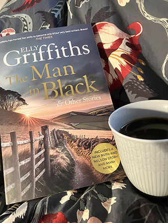 The Man in black och kaffe på sängen i Motala